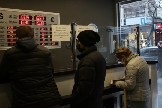 Η λίρα στον πάτο, ο Ερντογάν στο… καναβάτσο