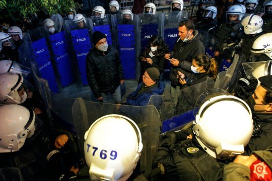 Καζάνι που βράζει η τουρκική κοινωνία – Χιλιάδες στους δρόμους κατά Ερντογάν
