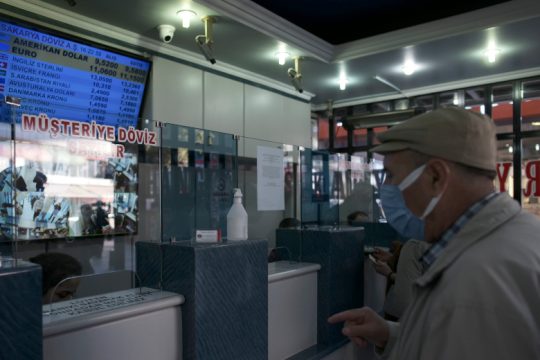 «Πυκνώνουν» τα σύννεφα πάνω από την τουρκική οικονομία