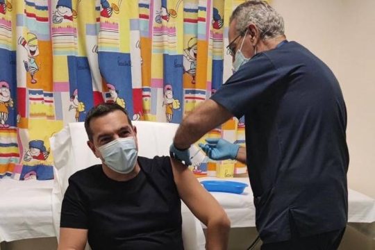 Εμβολιάστηκε με την τρίτη δόση ο Αλέξης Τσίπρας
