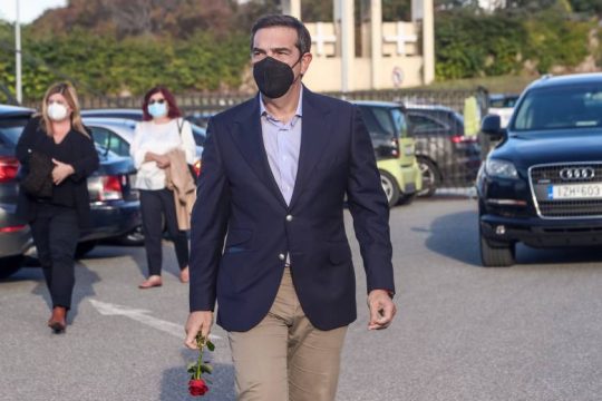 Μπαράζ επαφών Τσίπρα με φορείς για να αποτραπούν τα χειρότερα