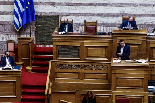 Πυρ ομαδόν από την αντιπολίτευση, «παραλήρημα» από Μητσοτάκη