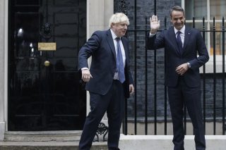Μία απ’ όλα στη συνάντηση Μητσοτάκη – Τζόνσον