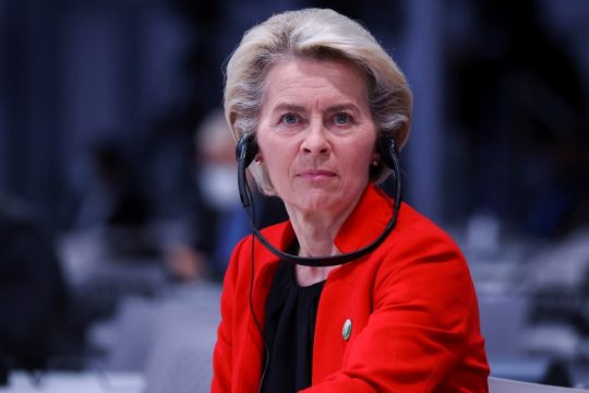 Ευρωβουλευτές: «Ελλιπείς και γεμάτες υπεκφυγές» οι απαντήσεις της Κομισιόν