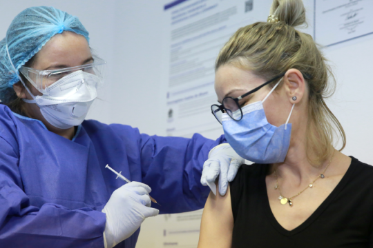 Το ΕΚΠΑ για τις οδηγίες FDA και CDC περί τρίτης δόσης