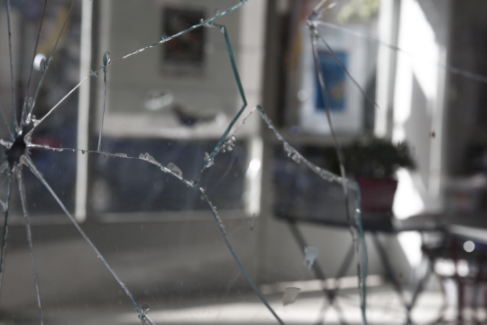 Επίθεση με βαριοπούλες σε κτίριο της Μιχαλακοπούλου