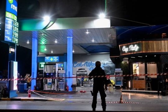 Ένας νεκρός και ένας τραυματίας από πυροβολισμούς σε βενζινάδικο στη Νίκαια