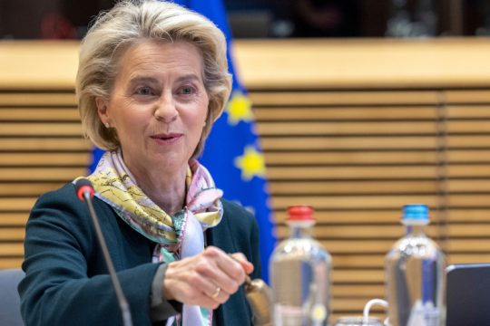 Ακόμη μία έκκληση από την Κομισιόν για εμβολιασμό και τρίτη δόση