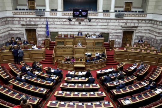 Υπερψηφίστηκε το ν/σ Καραμανλή για τις άδειες οδήγησης και το δίπλωμα σε 17ρηδες