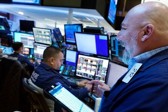 Συνεχίζονται τα ιστορικά ρεκόρ στη Wall Street