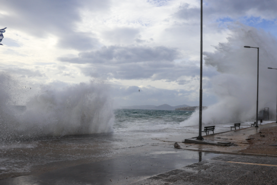 Μετ΄εμποδίων οι ακτοπλοϊκές συγκοινωνίες, χιόνισε σε Τρίκαλα – Καρδίτσα