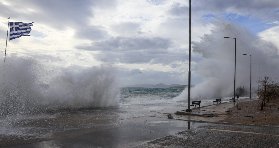Μετ΄εμποδίων οι ακτοπλοϊκές συγκοινωνίες, χιόνισε σε Τρίκαλα – Καρδίτσα