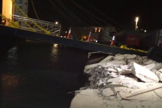 Στο λιμάνι της Χίου προσέκρουσε το «Νήσος Σάμος»