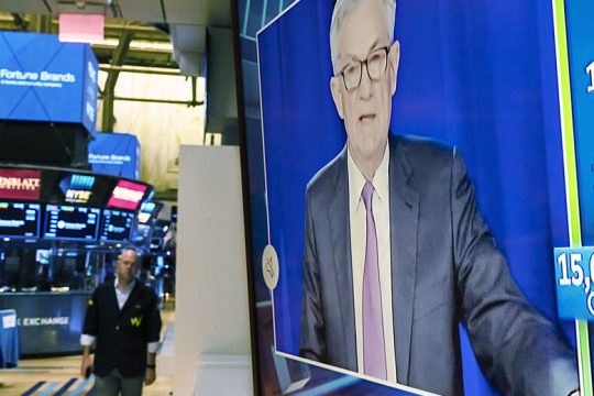 Σφίγγει τα λουριά η FED
