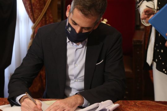 «17 λεπτά γκλαμουριάς και επίδειξης πλούτου»
