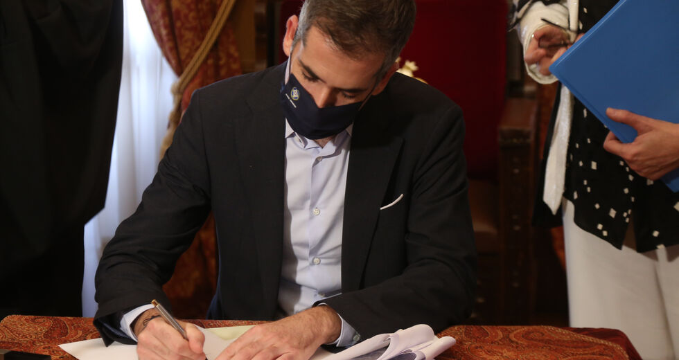«17 λεπτά γκλαμουριάς και επίδειξης πλούτου»