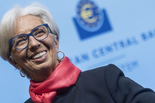 ΕΚΤ: φρενάρει, αλλά με το πόδι στο γκάζι