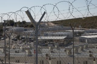 Παράνομη η απαγόρευση εξόδου προσφύγων από τη δομή της Σάμου