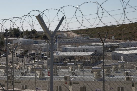 Παράνομη η απαγόρευση εξόδου προσφύγων από τη δομή της Σάμου