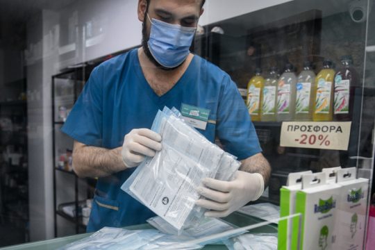 Ξεκινά η διάθεση των self test μετά τις κυβερνητικές παλινωδίες