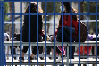 Ψηφίστηκε η τροπολογία με τις ποινές για τους αρνητές γονείς