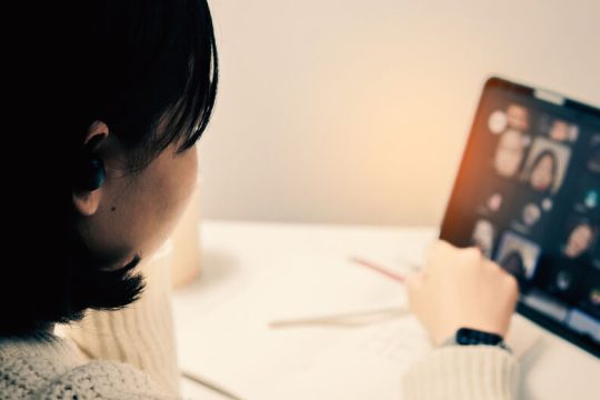Οργουελιανοί φόβοι από τις οθόνες της τηλεκπαίδευσης