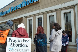 Η Χριστιανική Δεξιά δίνει εκατομμύρια κατά των αμβλώσεων