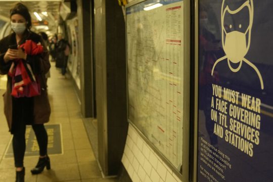 Η Ομικρον εξαπλώνεται, η Δύση επιμένει στα λάθη