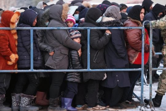 Η Κομισιόν βαδίζει στον σκοτεινό δρόμο του Μητσοτάκη