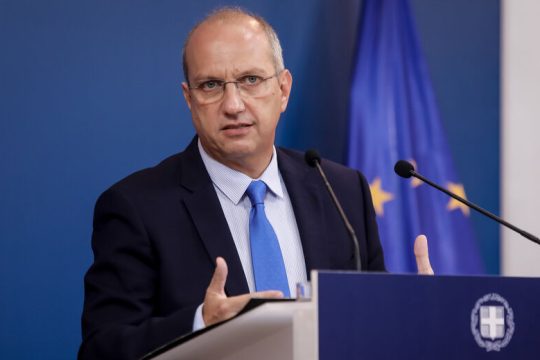 Οικονόμου: «Οι ανεμβολίαστοι δεν θα έχουν πρόσβαση σε εκδηλώσεις τα Χριστούγεννα»