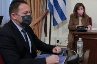 Εγγραφο-φωτιά για τη λίστα Πέτσα