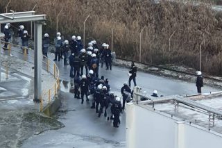 Πρωτοφανής εισβολή ΜΑΤ στα Πετρέλαια Καβάλας, πολιορκημένοι δεκάδες εργαζόμενοι