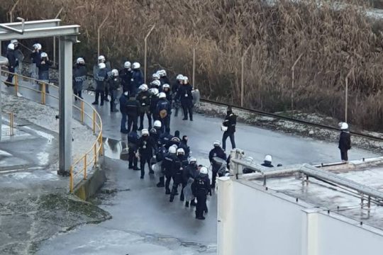 Πρωτοφανής εισβολή ΜΑΤ στα Πετρέλαια Καβάλας, πολιορκημένοι δεκάδες εργαζόμενοι