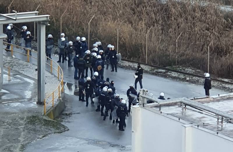 Πρωτοφανής εισβολή ΜΑΤ στα Πετρέλαια Καβάλας, πολιορκημένοι δεκάδες εργαζόμενοι