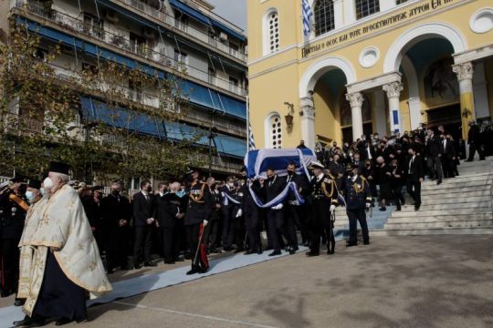 Με τιμές αρχηγού κράτους η ταφή του Κάρολου Παπούλια στο νησί των Ιωαννίνων