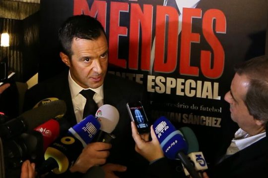 Πέφτει «μαχαίρι» στις προμήθειες
