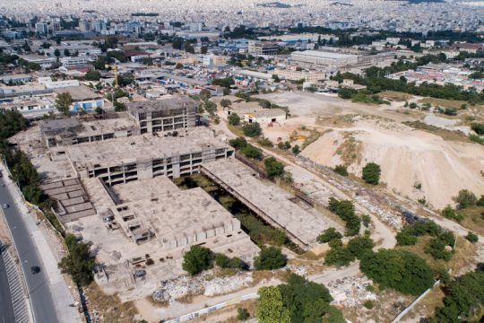 «Ολημερίς χτιζότανε, το βράδυ γκρεμιζόταν…»