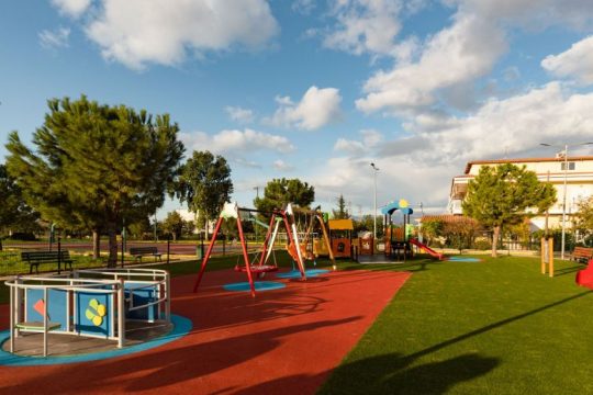 Ο Όμιλος ΕΛΛΗΝΙΚΑ ΠΕΤΡΕΛΑΙΑ παρέδωσε τρεις πλήρως προσβάσιμες Παιδικές Χαρές, για παιδιά με ειδικές ανάγκες
