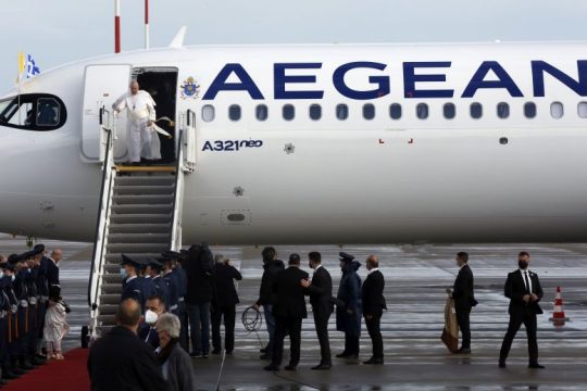 Με υπερηφάνεια, η AEGEAN μετέφερε τον Πάπα Φραγκίσκο κατά την ιστορική επίσκεψή Του στην Ελλάδα