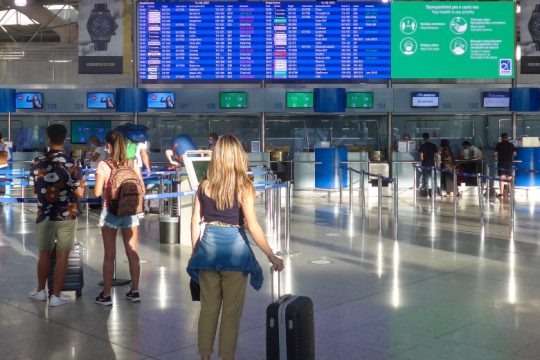 Σε εναρμόνιση με την νέα ΚΥΑ για τα πιστοποιητικά εμβολιασμού οι εγχώριες πτήσεις