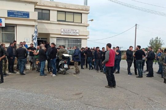 Καταγγέλλουν την εισβολή των αστυνομικών στο Δασαρχείο Ρεθύμνου