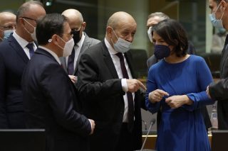 Δίχασαν τους «27» οι κυρώσεις στην Τουρκία