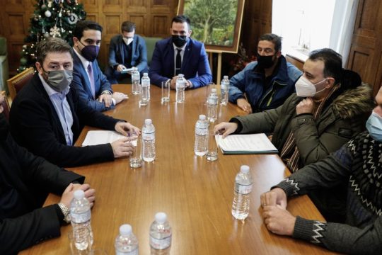 Ανδρουλάκης: Απροστάτευτοι οι ταχυδιανομείς με τον νόμο Χατζηδάκη