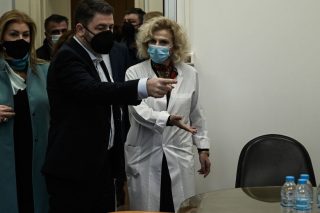 Σε πρώτο πλάνο οικονομία-πανδημία