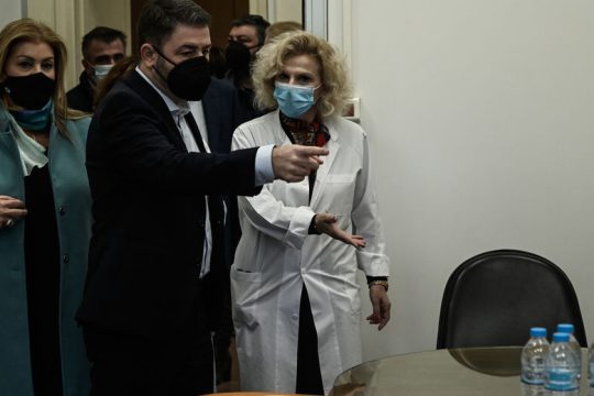 Σε πρώτο πλάνο οικονομία-πανδημία
