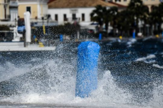 Λιακάδα μεν, θελλώδεις άνεμοι δε