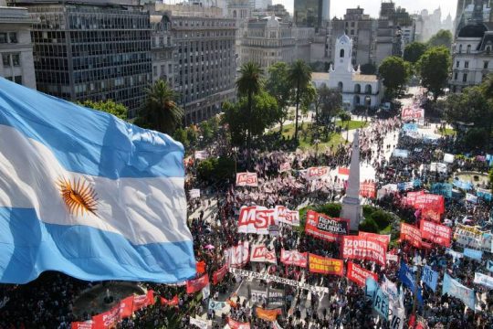 Ογκώδης διαδήλωση στην Αργεντινή κατά της νέας συμφωνίας με το ΔΝΤ