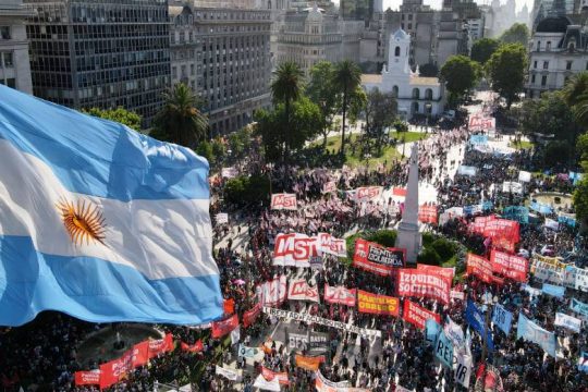 Μαζικές διαδηλώσεις στην Αργεντινή στα 20 χρόνια από την λαϊκή εξέγερση