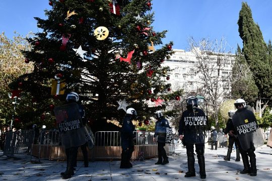 Σε… αστυνομικό κλοιό ένα «νεκρό» χριστουγεννιάτικο δέντρο 