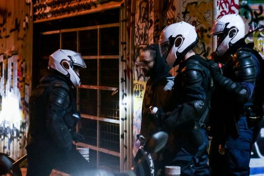 «Αστυνομικοί πήραν 200 ευρώ από την τσάντα μου»